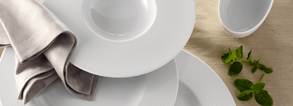 Corby Hall Raio Round Plate Catalog Number: 051 0010 | Dimensions: 11 3/8 in (29 cm)